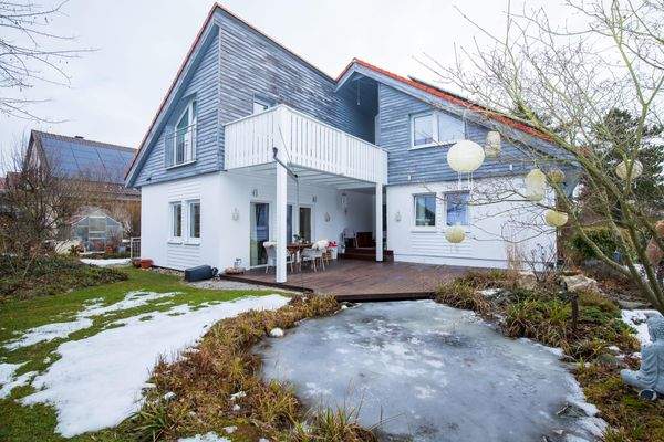 Hausansicht mit Teich