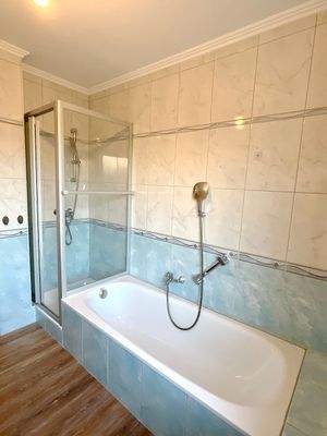 Bad mit Wanne und Dusche