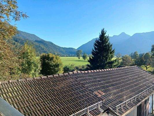 Ausblick von Balkon in die Berge.jpg