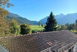 Ausblick von Balkon in die Berge.jpg