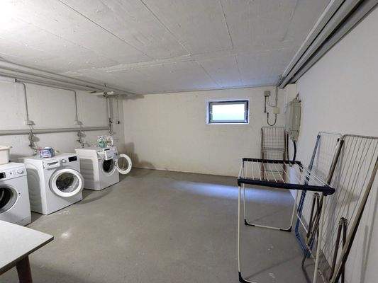Gemeinschaftl. Waschküche mit eigenem WM-Anschluss