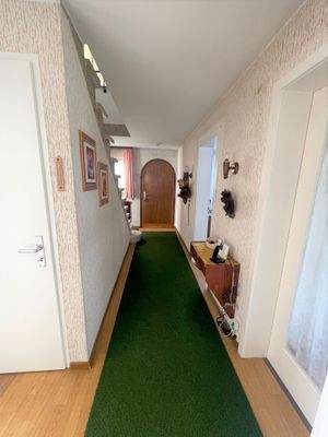 Flur mit Sicht zur Haustüre