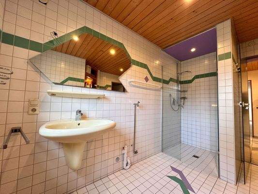 grosse bodenebene Dusche