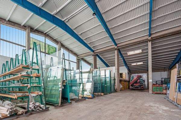 Heller Arbeitsplatz durch große Fensterfront