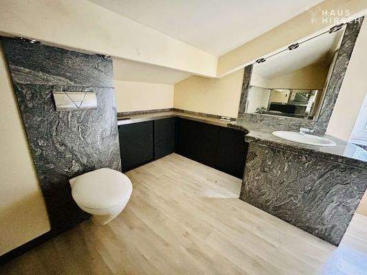 Bad mit Marmor im Loft