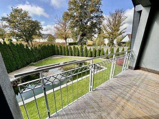 Sonniger Süd-Westbalkon mit Ausblick