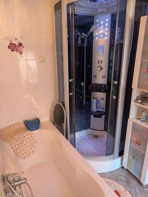 Bad mit Wanne und Dusche