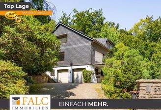 Auffahrt und Frontansicht