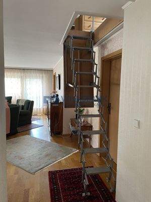 2375 Zugang zum Dachgeschoss