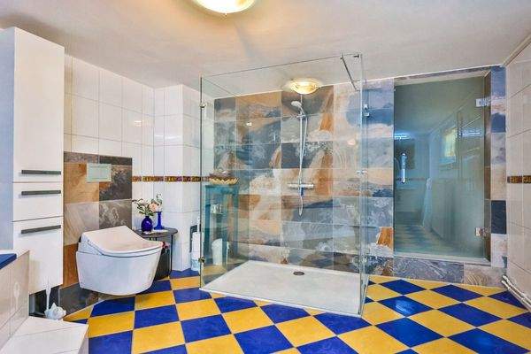 Badezimmer mit Dusche