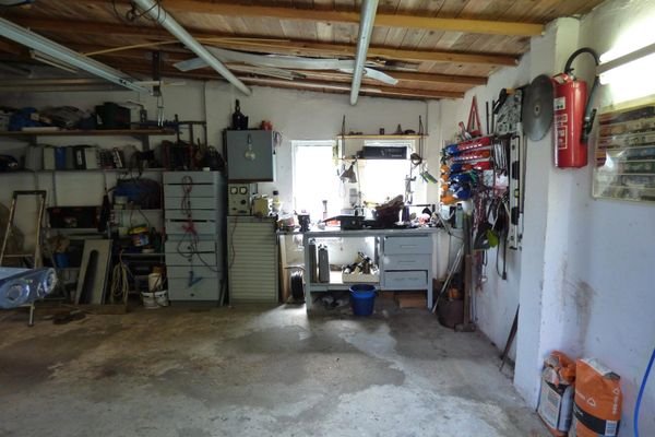 Große Garage, freistehend mit Werkstatt - Bild 2