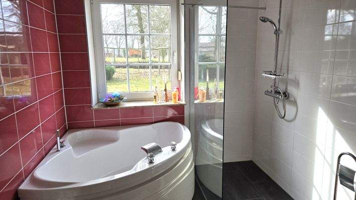 Vollständiges Badezimmer im Erdgeschoss
