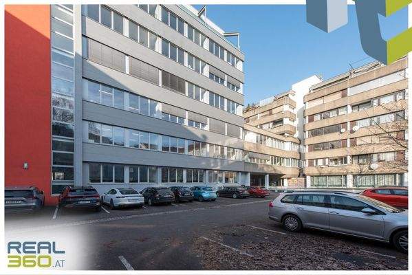 Innenhof mit Außenparkplätzen