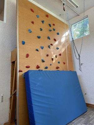 Praxis Therapieraum Kletterwand
