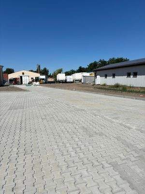 Hof/Parkplätze gepflastert