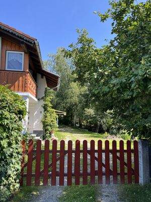 Ansicht, Zufahrt mit Tor