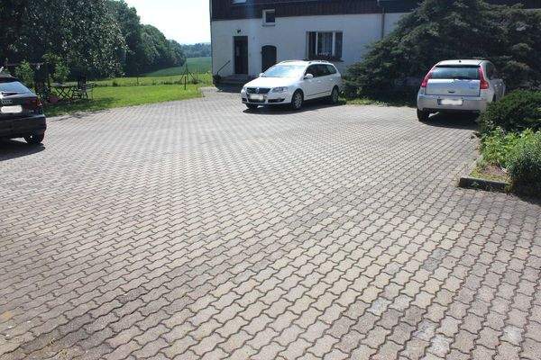Gepflasterter Innenhof mit 8 PKW Stellplätzen für Mieter