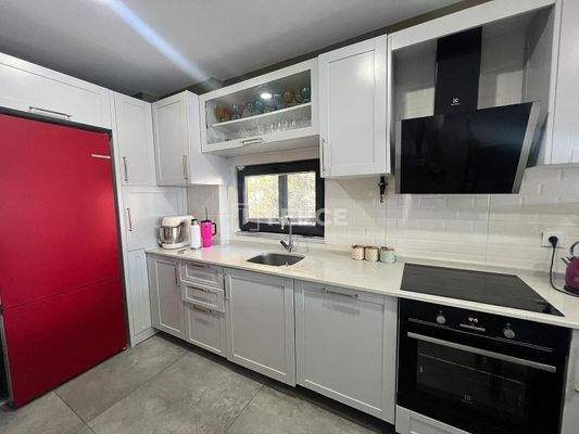 Villa with a Private Garden and Pool in İstanbul Büyükçekmece