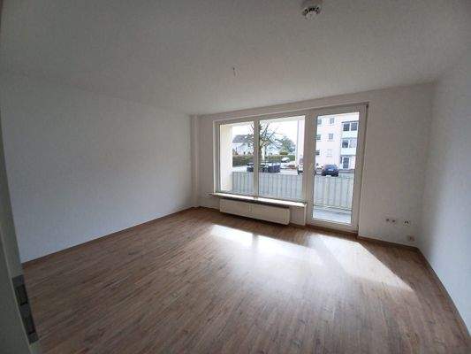 Wohnzimmer mit Balkon 