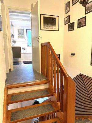 Flur mit Blick ins Badezimmer