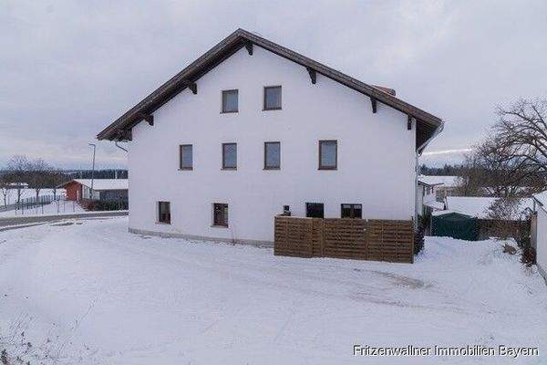 Hausansicht und Parkplätze