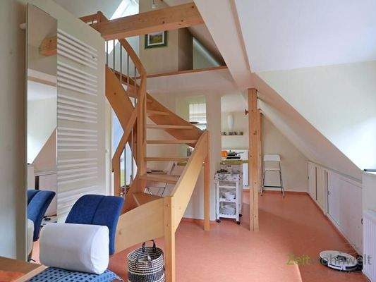 Blick zu Innentreppe, Küche, Putzroboter