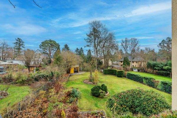 Blick in den Garten vom Balkon