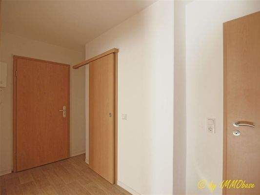 Wohnbeispiel Flur mit praktischem Stauraumschrank