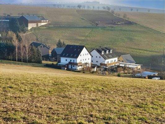 Blick auf die beiden Gebäudekomplexe