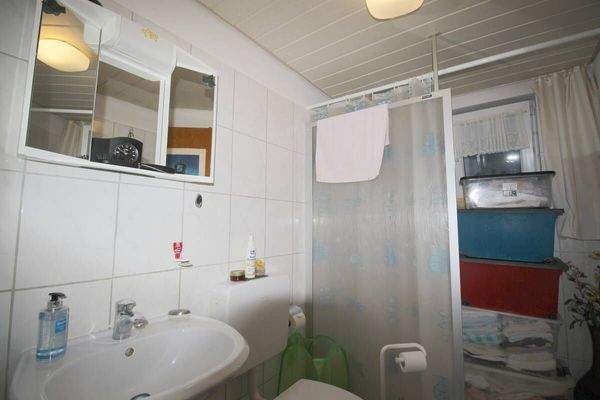 Duschbad mit Fenster u. WC Souterrain-Wohnung