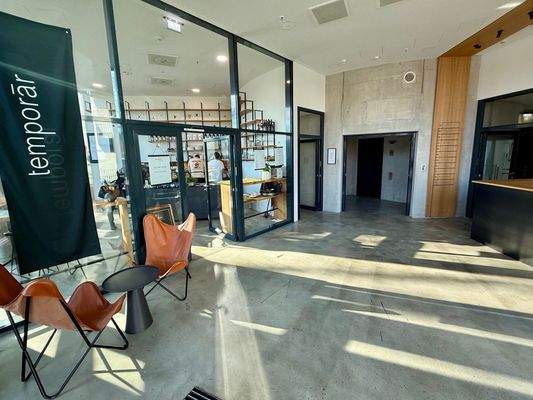 Eingangsfoyer mit Bistro