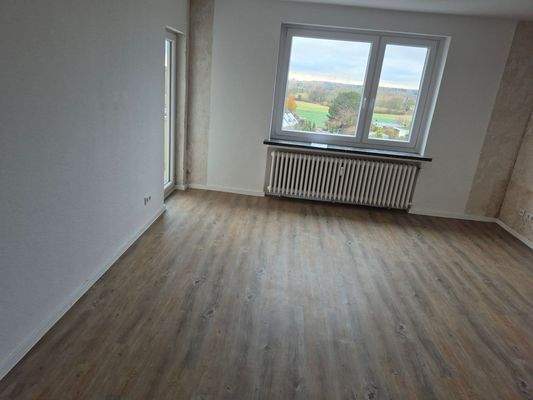 Helles Wohnzimmer mit Aussicht
