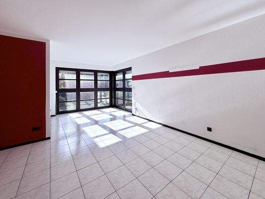 Wohnzimmer mit großem Fensterelement und Gartentreppe