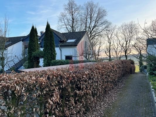 Über den Seitengang erreicht man den Gartenbereich