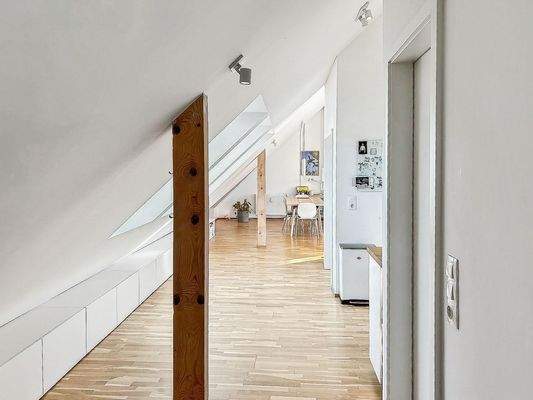 Flur und Arbeitsbereich 