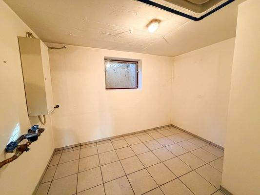 Kellerraum mit Hausanschlüssen