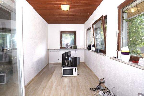 Küche mit Balkonzugang