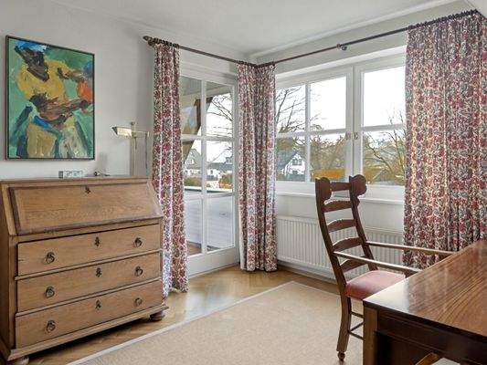 Zimmer mit Zugang zur Loggia im Obergeschoss