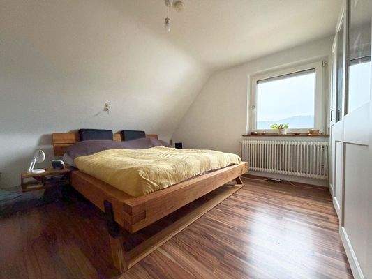 OG Schlafzimmer 1: Viel Platz für Bett und klare Möblierung