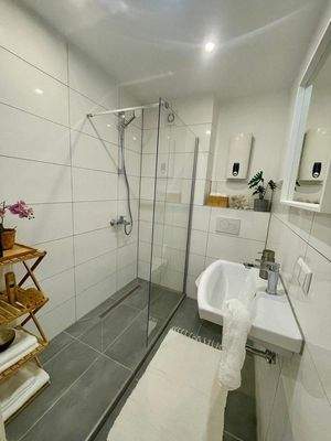 Modernes Bad mit Glasdusche