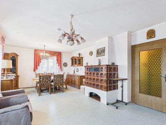 Essbereich mit Kachelofen