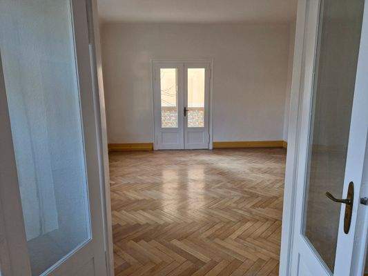 10 - Blick zum Wohnzimmer mit Loggia.jpg