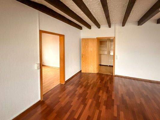 Wohnzimmer mit Flurblick