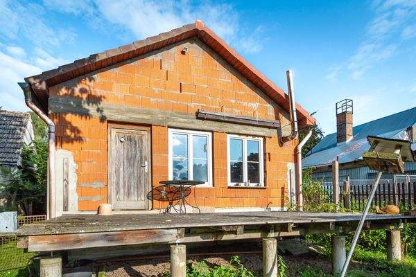 Massives Nebengebäude mit Terrasse