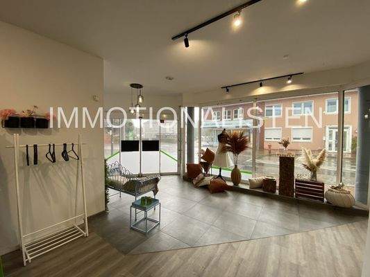 Gewerbefläche mit Blick zur Straße