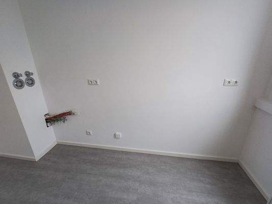 Leerer Raum mit Anschlüssen