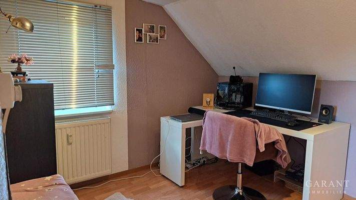 gut genutzter Raum im ausgebauten Dachboden