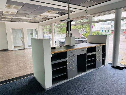 Arbeitstisch mit Ablage