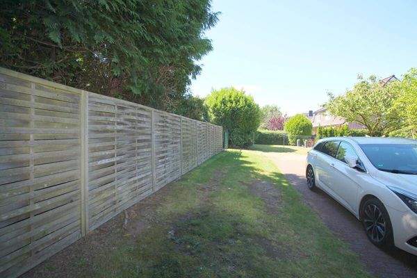 Zufahrt zum Carport mit PKW-Stellplätzen