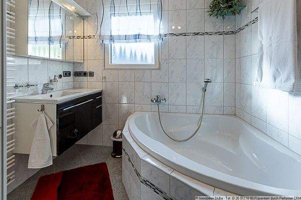 Bad mit Eckbadewanne